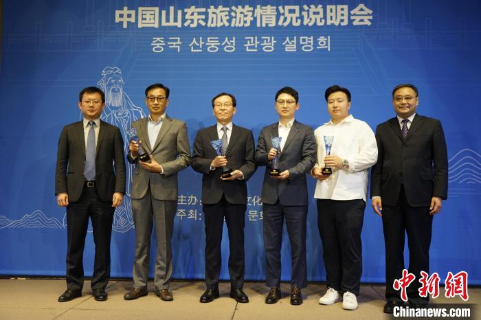 為“好客山東”旅游大使授牌?！⑿?攝