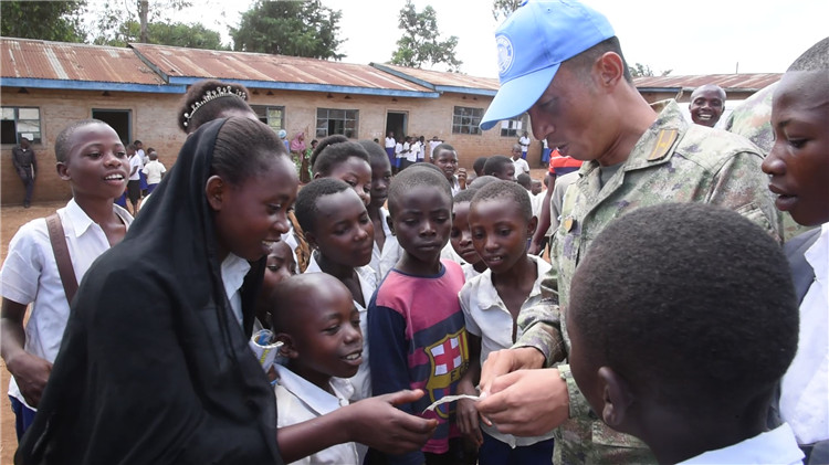 孩子們迎接維和官兵的到來(lái)。王錦偉攝