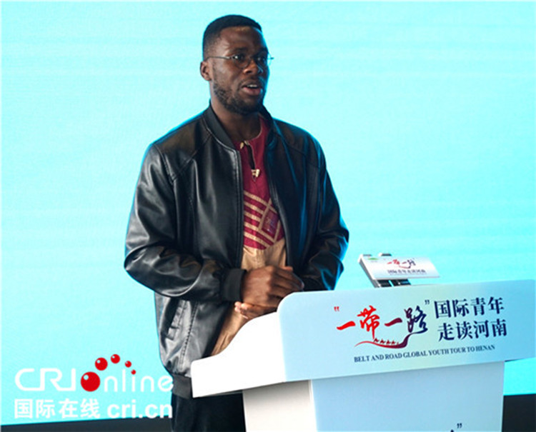 國(guó)際青年代表奕曉龍發(fā)言。賈親親 攝