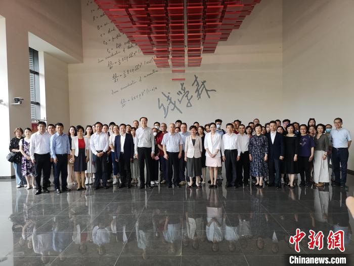 上海僑界人士參觀上海交通大學(xué)錢學(xué)森圖書館?！》队畋?攝