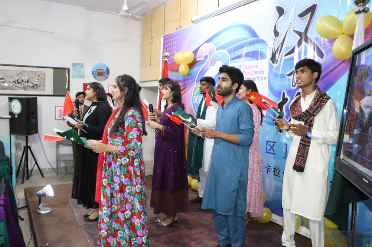 “漢語(yǔ)橋”世界大學(xué)生中文比賽卡拉奇賽區(qū)決賽現(xiàn)場(chǎng)，參賽選手共同演唱中文歌曲?？ɡ娲髮W(xué)孔子學(xué)院供圖