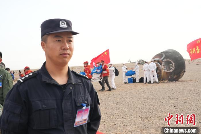 圖為阿拉善邊境管理支隊民警在著陸場開展安保工作。　張杰 攝