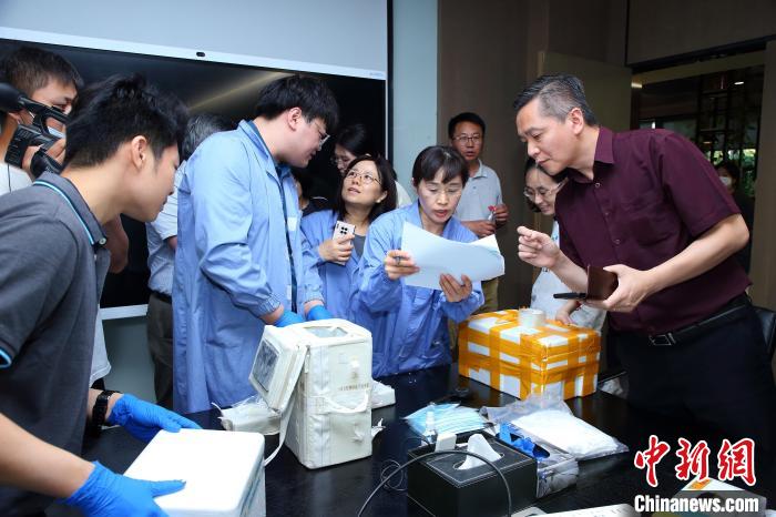 科研人員清點、查看隨神舟十五號返回地面的空間科學實驗樣品?！≈锌圃嚎臻g應用中心 供圖