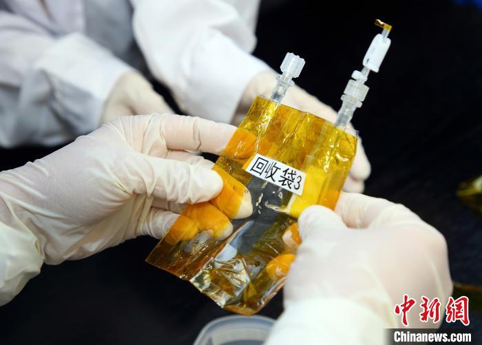 隨神舟十五號返回地面的空間科學實驗樣品。　中科院空間應用中心 供圖