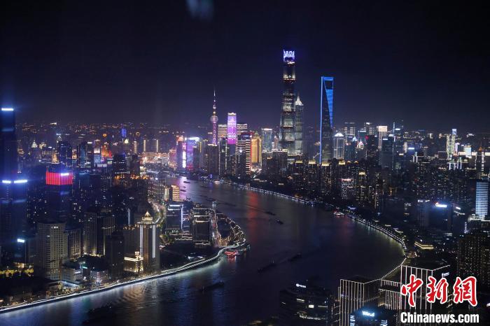 6月3日晚，鳥瞰上海黃浦江兩岸城市夜景。　殷立勤 攝