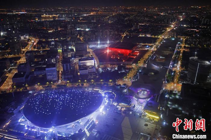 6月3日晚，鳥瞰上海黃浦江兩岸城市夜景?！∫罅⑶?攝