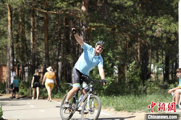 當(dāng)?shù)貢r(shí)間4日，哈外交部副部長(zhǎng)羅曼·瓦西連科在騎行活動(dòng)中?！喰琶貢?shū)處供圖