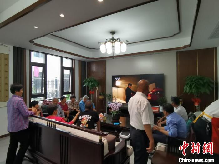 親友們集中在費俊龍家中觀看返程的視頻?！＄娚?攝