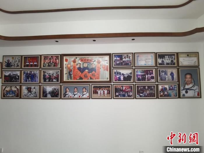 家中的照片墻上，新增了費俊龍此次飛天的照片?！＄娚?攝