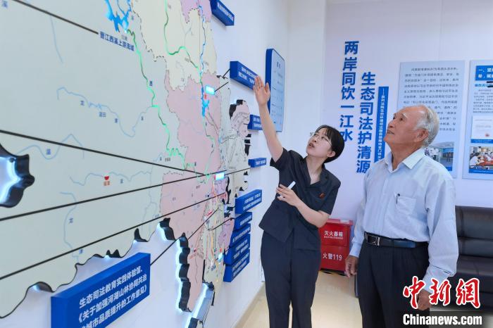 金門同胞參觀金門供水水源生態(tài)司法保護(hù)基地?！O虹 攝