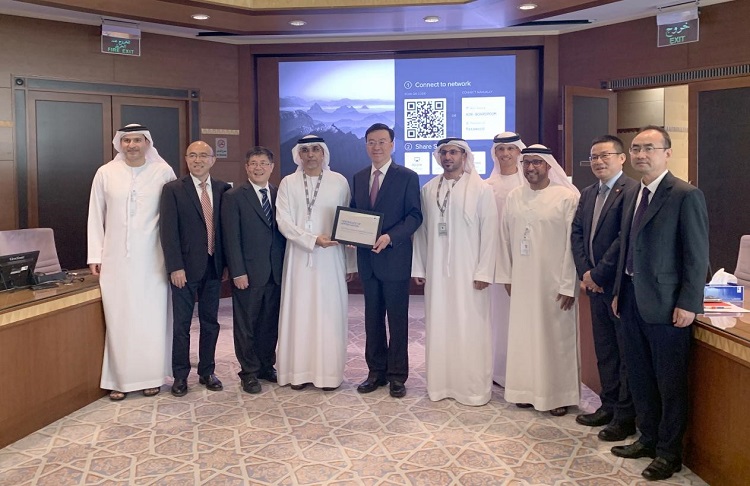 圖為阿布扎比陸上石油公司代表向中企頒發(fā)6600萬安全工時(shí)證書。中國(guó)石油工程建設(shè)有限公司供圖