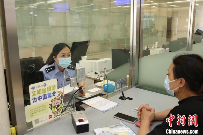 2023年1月9日至5月31日，上海市公安出入境管理部門共受理中國公民出入境證件228.5萬證次?！∩虾Ｊ泄簿止﹫D