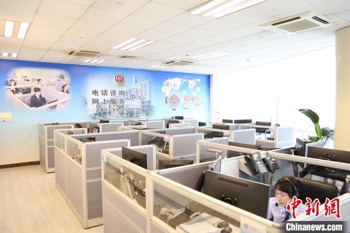 警方表示，自2023年1月9日至5月31日，上海出入境12367服務(wù)平臺還累計(jì)接處來電超15萬通?！∩虾Ｊ泄簿止﹫D