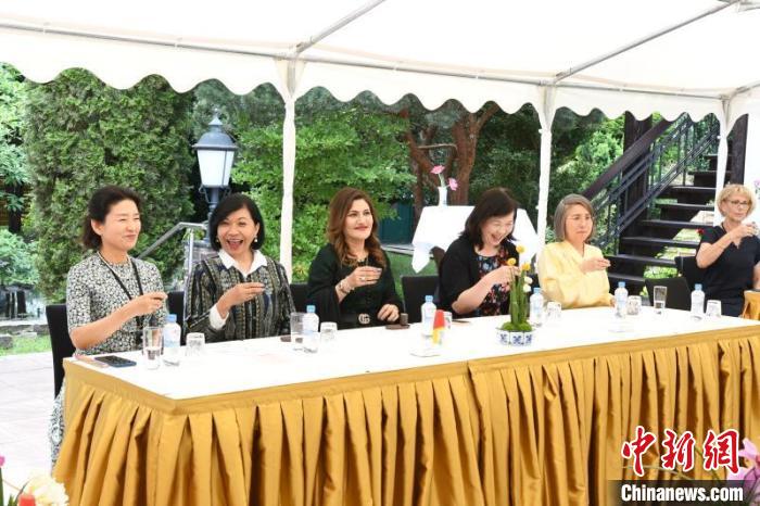 圖為嘉賓品味烏龍茶。　柏林中國文化中心供圖。