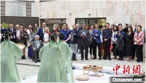 嘉賓觀看茶舞表演?！⌒抨柺形麄鞑抗﹫D