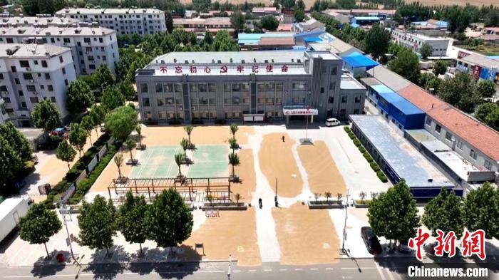 德州陵城區(qū)開放1297處鎮(zhèn)村公共場地，緩解農(nóng)民曬糧難題。　陵城區(qū)委宣傳部供圖