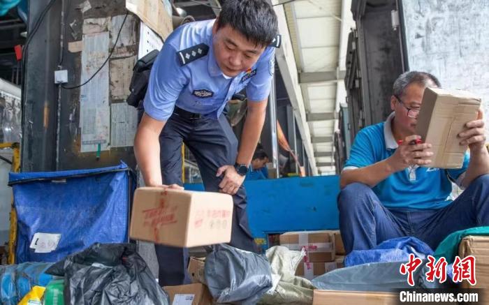 肥東縣公安局針對劇毒化學品和易制爆危險化學品生產(chǎn)企業(yè)開展安全檢查工作?！『戏示焦﹫D