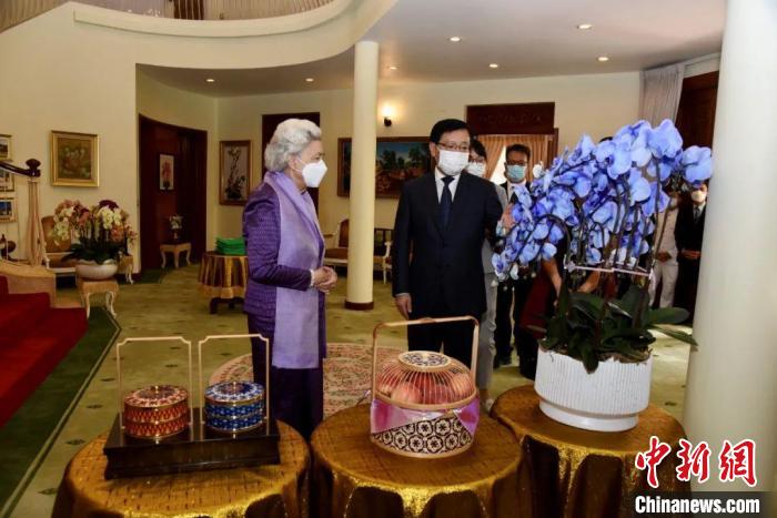 王文天大使介紹中國傳統(tǒng)工藝品及云南的蘭花和鮮果。　中國駐柬埔寨大使館微信公眾號(hào) 攝