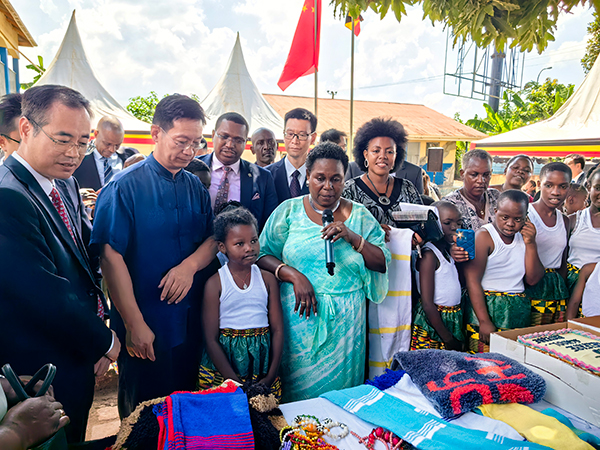 中國駐烏干達(dá)大使張利忠（右二）出席活動。 田雨攝