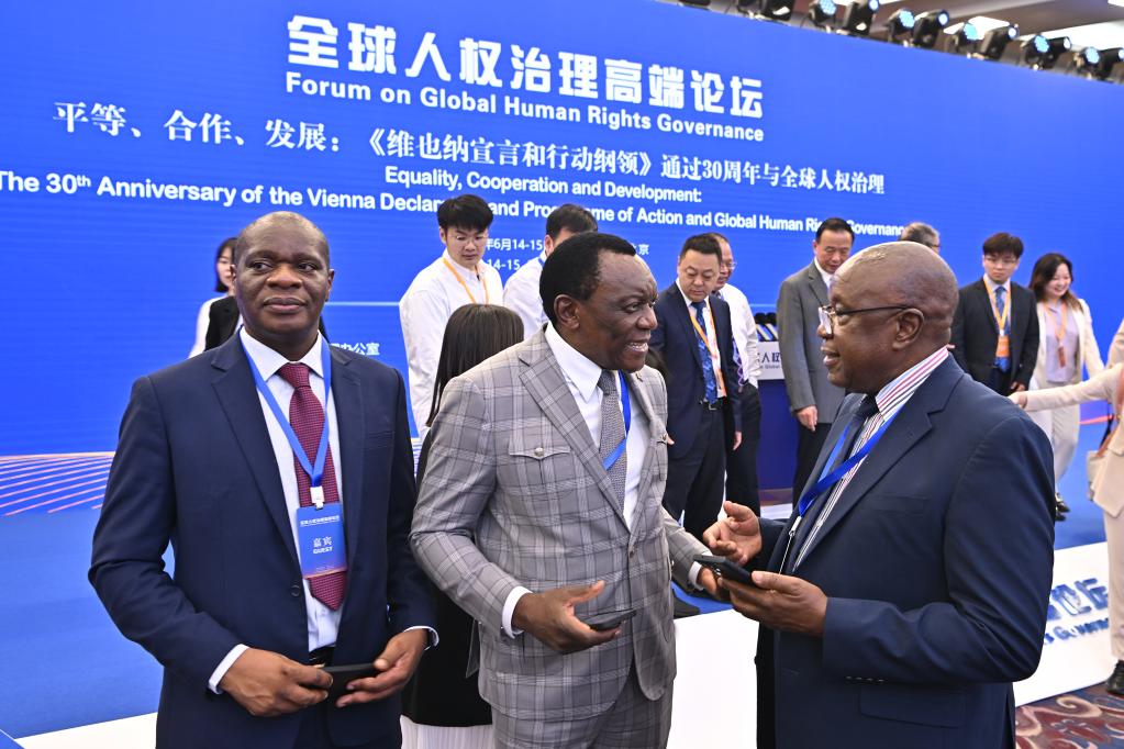 6月14日，與會(huì)者在論壇現(xiàn)場(chǎng)交流。新華社記者 李鑫 攝