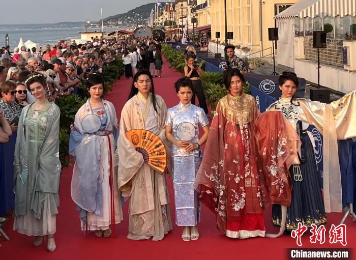 當(dāng)?shù)貢r(shí)間6月16日，2023年卡布爾電影節(jié)中國(guó)日活動(dòng)舉行?！≈鬓k方供圖