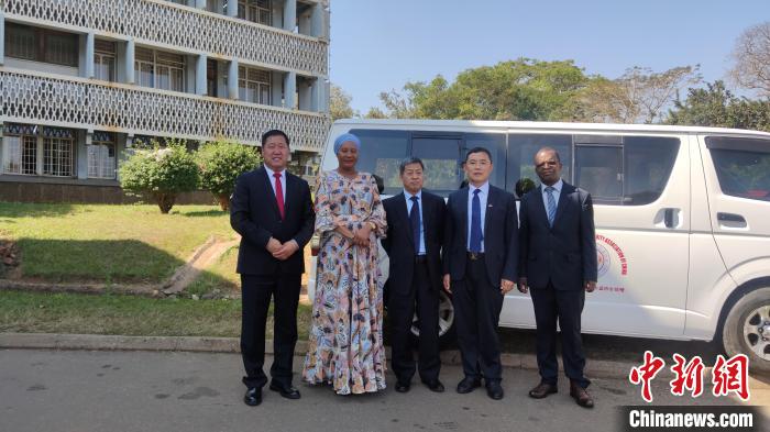 捐贈(zèng)儀式現(xiàn)場(chǎng)?！∈茉L者供圖