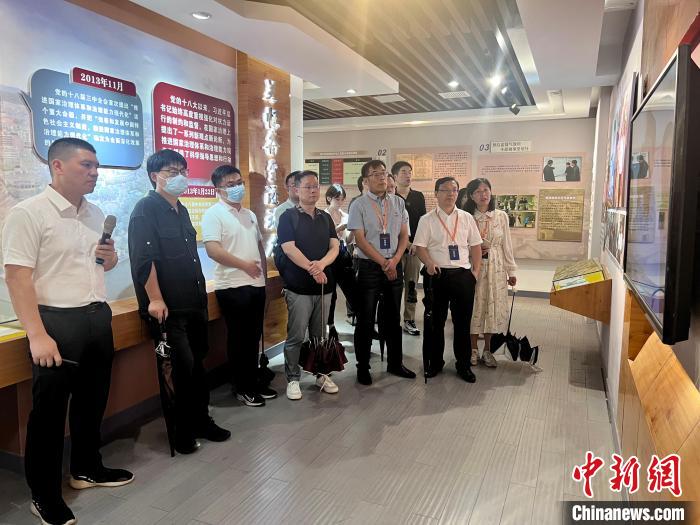 與會人員在后陳村走訪。　董易鑫 攝