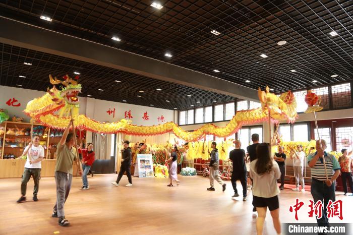 臺胞臺屬體驗(yàn)舞龍。　周蔚娜供圖