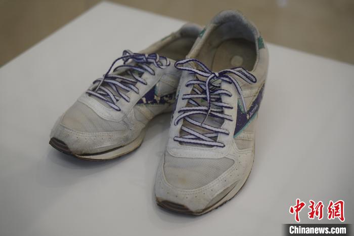 圖為展出的韓國前總統(tǒng)金泳三曾使用的慢跑鞋?！⑿?攝