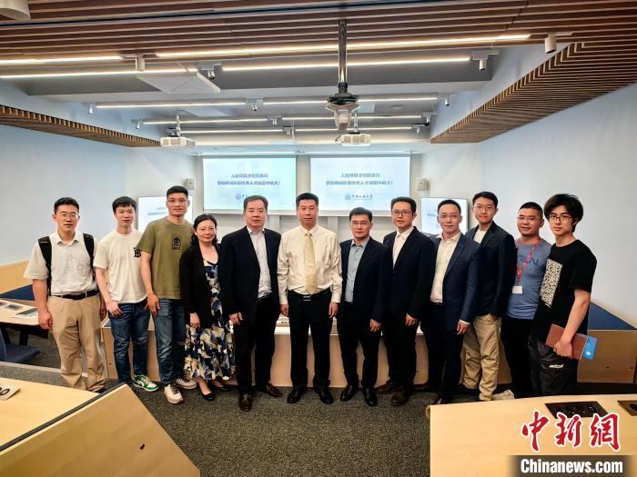 中國(guó)民航大學(xué)代表團(tuán)在英交流情況?！≈鬓k方提供