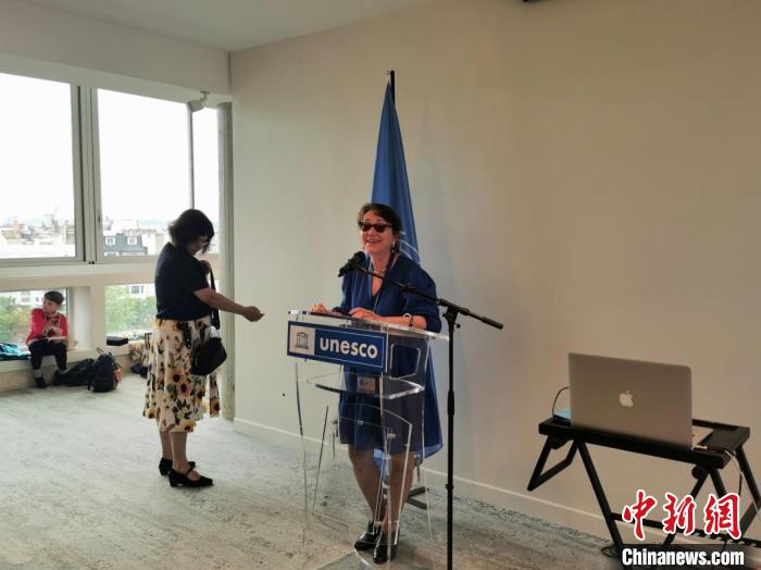聯(lián)合國教科文組織協(xié)會(huì)委員會(huì)主席瑪麗塔·邦澤弗(Marietta Bantchev)致辭。　靖樹 攝