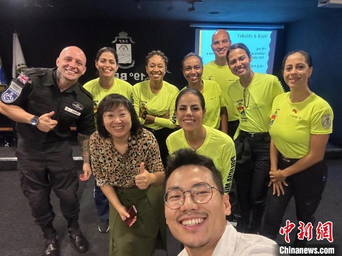 里約旅游警察上中文課?！±锛s熱內(nèi)盧天主教大學(xué)孔子學(xué)院供圖