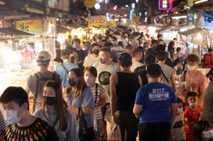 冰粉、雙皮奶、螺螄粉……臺網(wǎng)友發(fā)帖：臺灣街頭越來越多大陸小吃