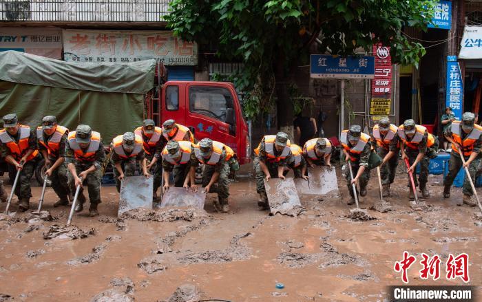 7月4日，萬州區(qū)五橋街道，武警官兵清理街道上的淤泥?！∪矫宪?攝