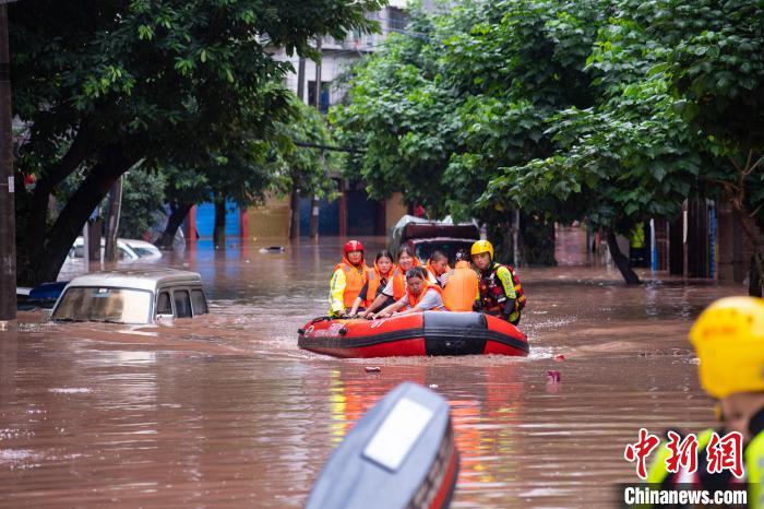 7月4日，萬州區(qū)五橋街道，消防救援人員用沖鋒舟救援轉(zhuǎn)運(yùn)被困群眾?！∪矫宪?攝