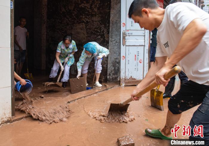 7月4日，萬州區(qū)五橋街道，洪水退去后，居民開展清淤工作?！∪矫宪?攝