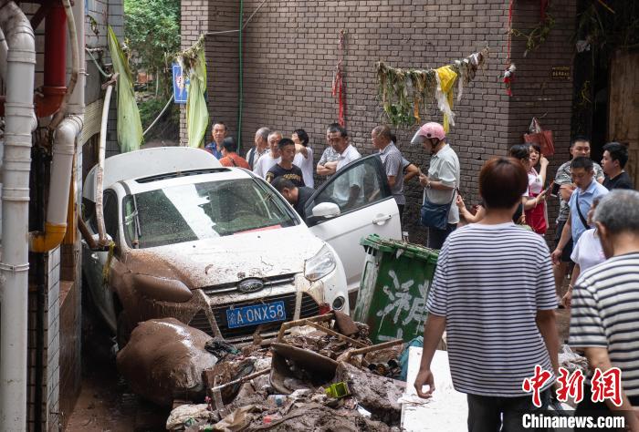 7月4日，萬州區(qū)五橋街道，居民救援受困的私家車?！∪矫宪?攝