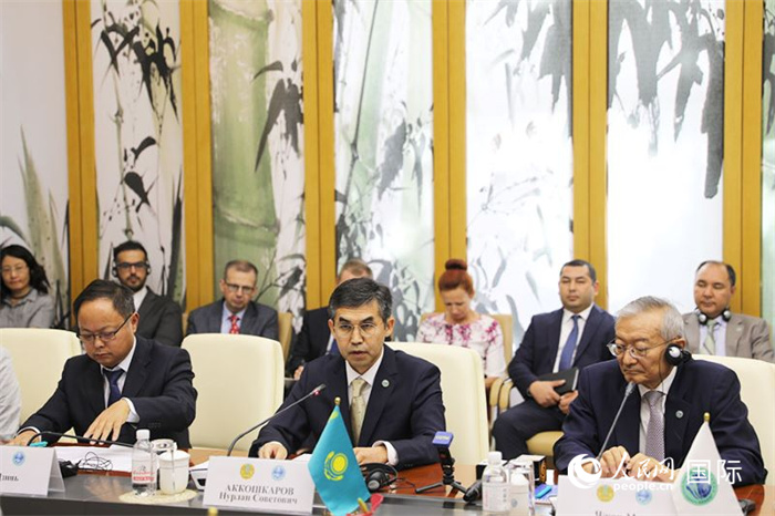哈薩克斯坦常駐上合組織秘書處代表努爾蘭·阿科什卡羅夫介紹哈薩克斯坦接任輪值主席國后的優(yōu)先工作。人民網 俄布拉依攝
