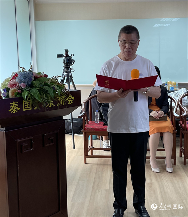 泰國浙江商會會長祁曉云受泰國華僑華人和駐泰各級商會機(jī)構(gòu)委托發(fā)出倡議，華僑華人群體將積極助力亞運會舉行。人民網(wǎng)記者 劉慧攝