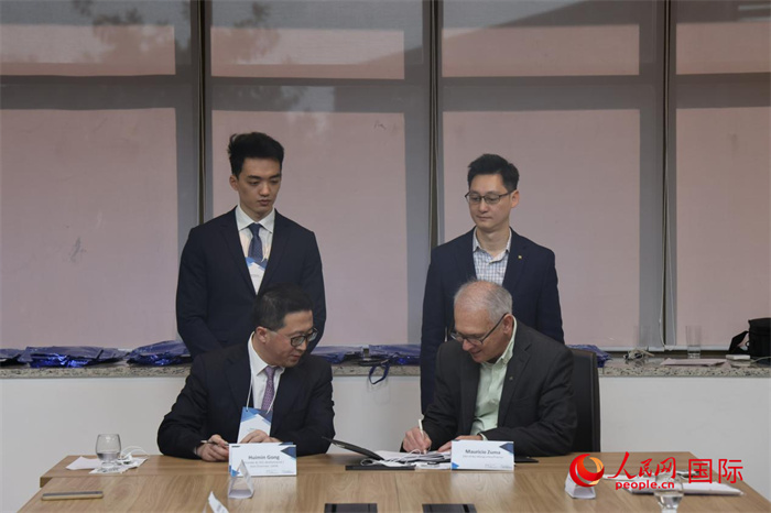 座談交流會上，中歐校友醫(yī)療健康產(chǎn)業(yè)協(xié)會與奧斯瓦爾多·克魯茲基金會簽署了合作備忘錄。人民網(wǎng)記者 時(shí)元皓攝