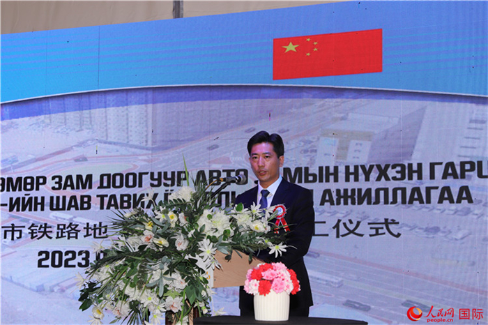 中鐵四局集團(tuán)國(guó)際事業(yè)部執(zhí)行經(jīng)理朱春峰致辭。人民網(wǎng)記者 霍文攝