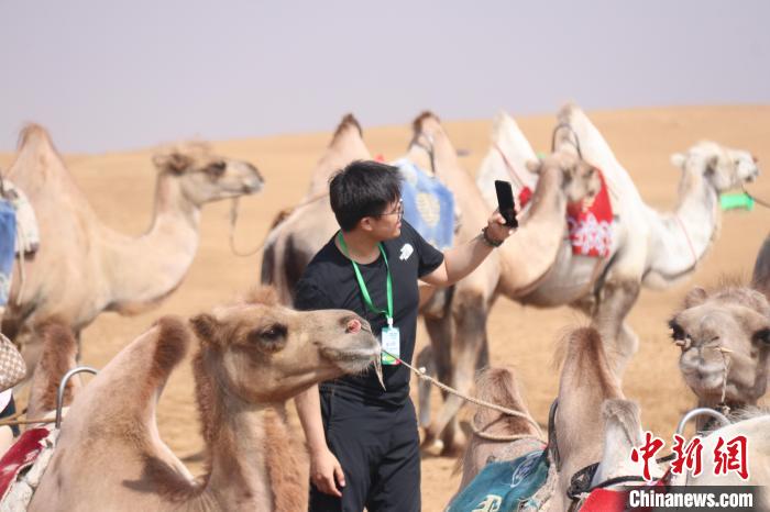 圖為臺(tái)胞體驗(yàn)大美內(nèi)蒙古?！⊥袐I供圖