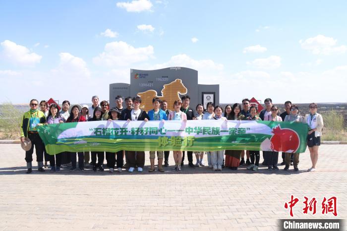 圖為臺(tái)胞體驗(yàn)大美內(nèi)蒙古?！⊥袐I供圖