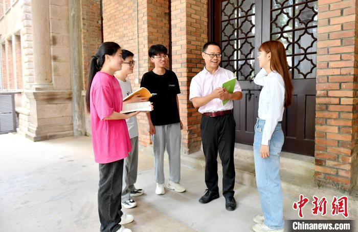 7月4日，臺(tái)灣教師陳昭志正在和學(xué)生交流?！蚊?攝