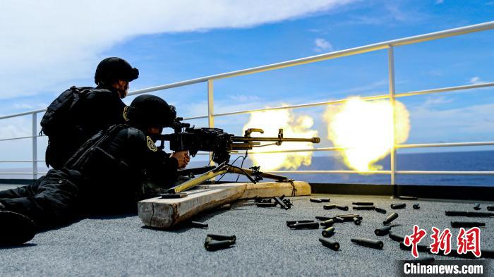 “和平方舟”號醫(yī)院船在西太平洋海域進(jìn)行反恐反海盜演練。圖為火力組隊員進(jìn)行警告射擊?！⌒煳?攝