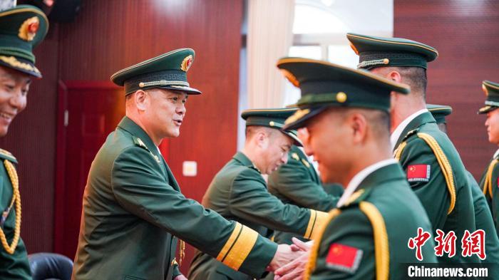 首長為晉銜官兵頒發(fā)任命狀。　張煜梁 攝