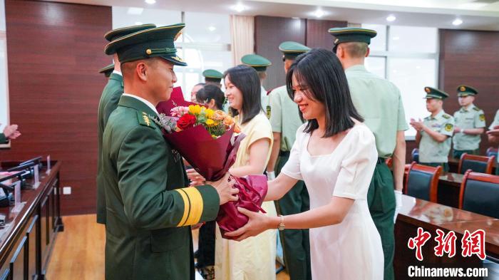 軍屬向晉升警官獻(xiàn)花?！堨狭?攝
