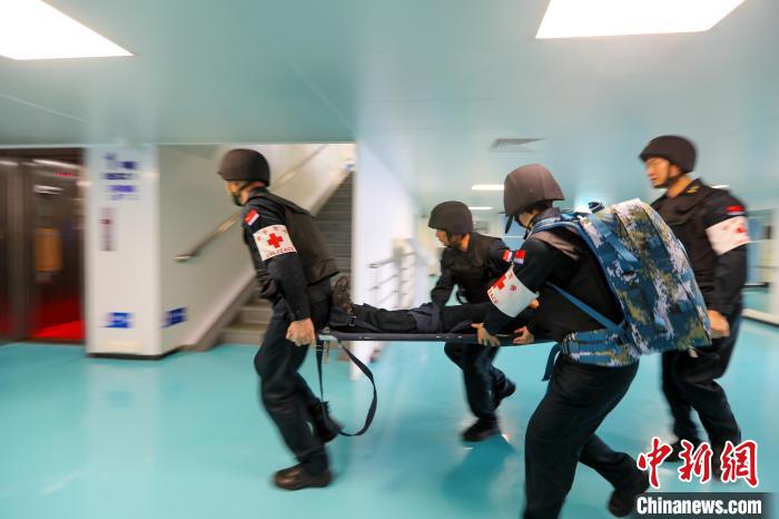 “和平方舟”號醫(yī)院船在西太平洋海域進(jìn)行反恐反海盜演練。圖為醫(yī)療救護(hù)組在轉(zhuǎn)運(yùn)“傷員”。　徐巍 攝