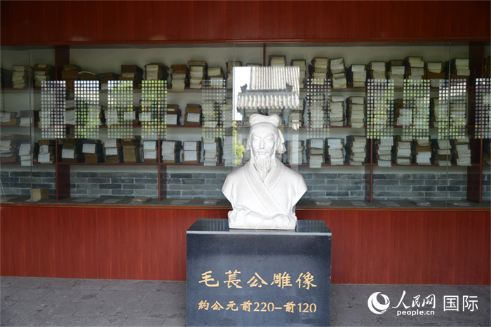 河間詩經(jīng)齋毛萇雕像。雕像后書櫥中陳列的是歷代各版本《詩經(jīng)》及譯本。 人民網(wǎng) 趙昭攝