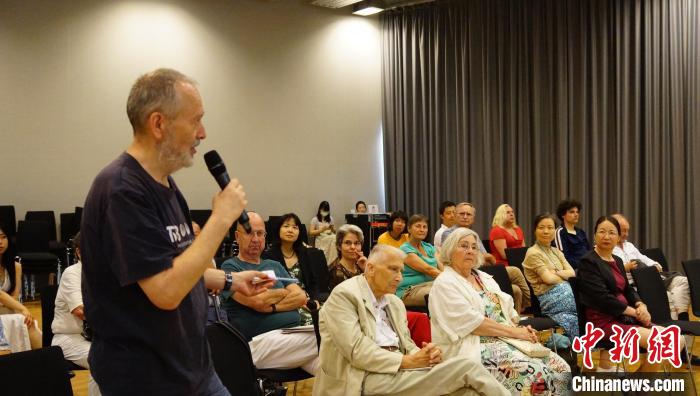 圖為現場觀眾提問?！“亓种袊幕行墓﹫D